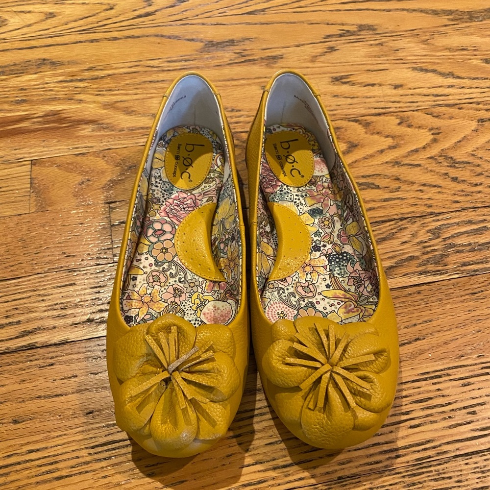 Never worn - BOC Yellow Flats size 8.5 NWOT